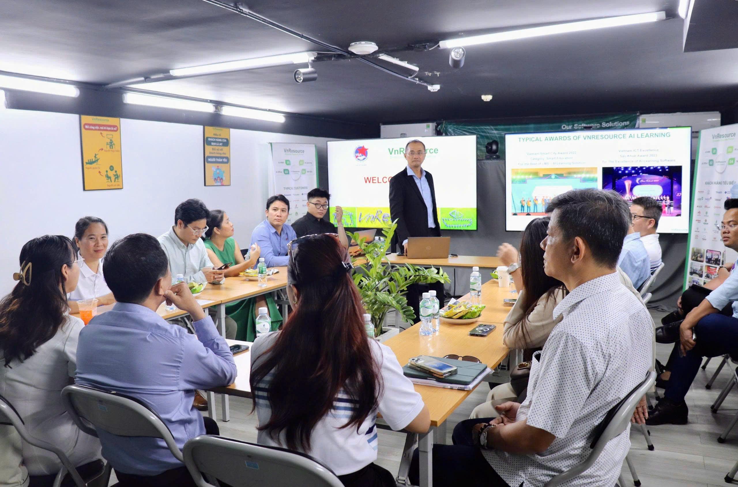 TỪ FRAMEWORK ĐẾN “DỮ LIỆU SỐNG” TRONG QUẢN TRỊ NHÂN SỰ
