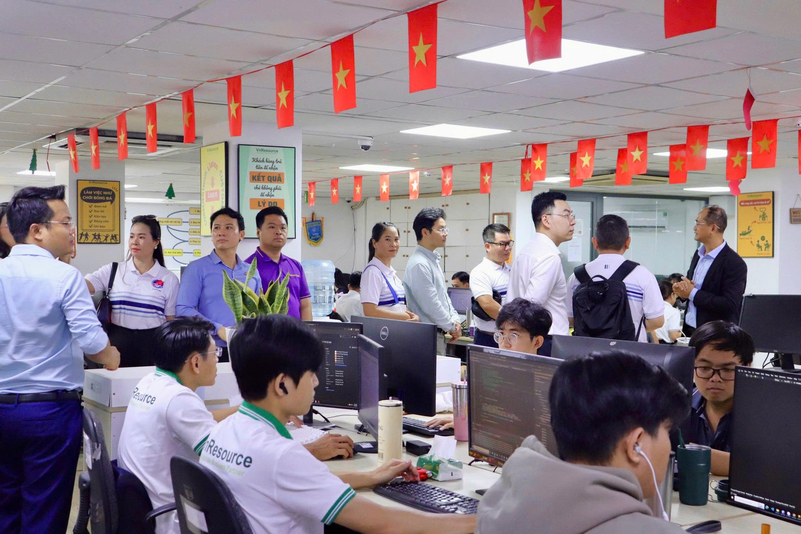TỪ FRAMEWORK ĐẾN “DỮ LIỆU SỐNG” TRONG QUẢN TRỊ NHÂN SỰ