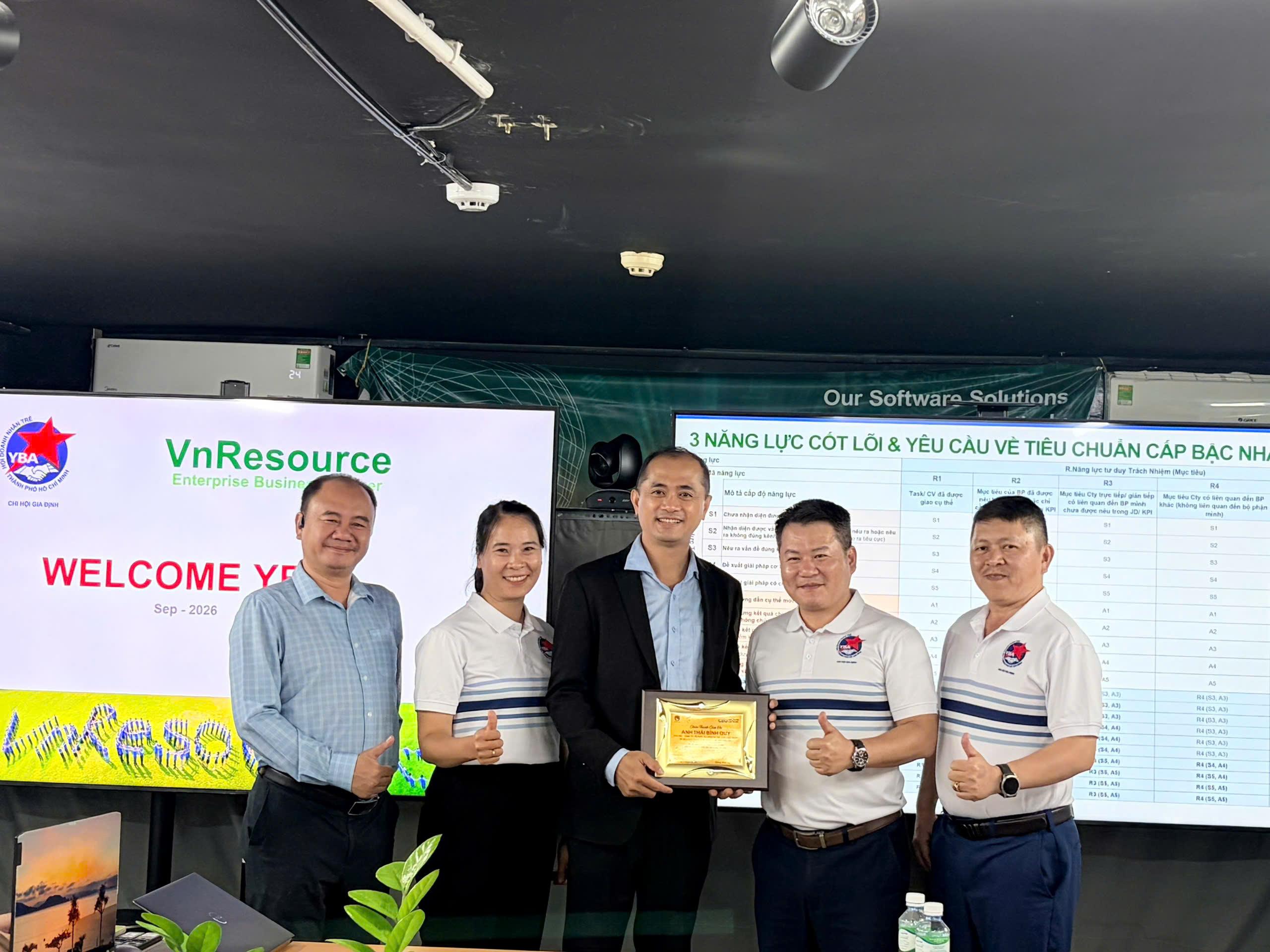 TỪ FRAMEWORK ĐẾN “DỮ LIỆU SỐNG” TRONG QUẢN TRỊ NHÂN SỰ
